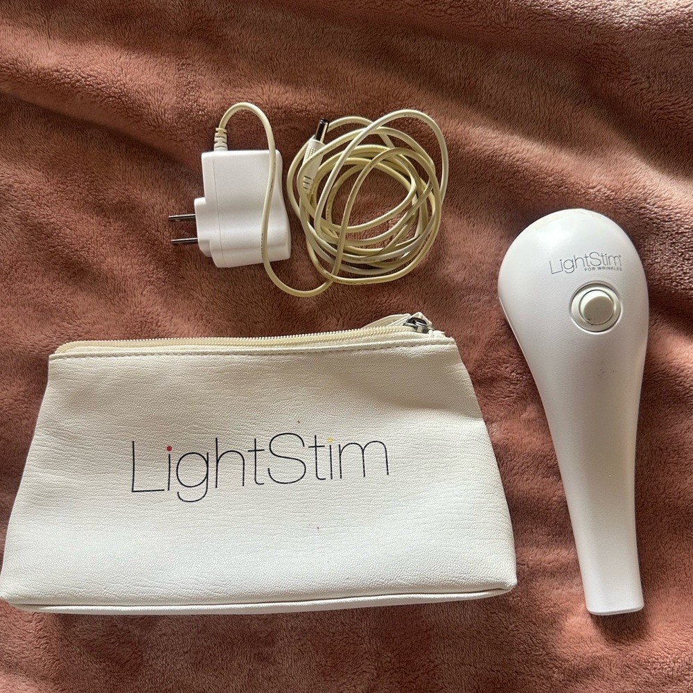LIGHTSTIM FOR WRINKLES 
Handheld device